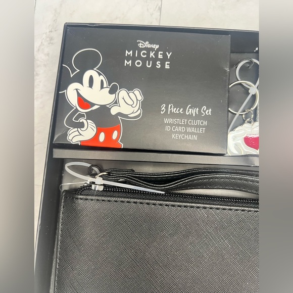 Disney Bioworld Mickey and Minnie Mouse 3 Piece Gift Set. Number 2 of 2. - Picture 2 of 7